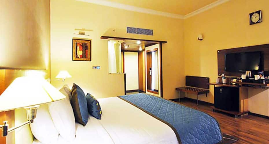 https://imgcld.yatra.com/ytimages/image/upload/t_hotel_yatra_details_desktop/v1398267070/Domestic Hotels/Hotels_Kanpur/Hotel The Landmark/Deluxe Room.jpg